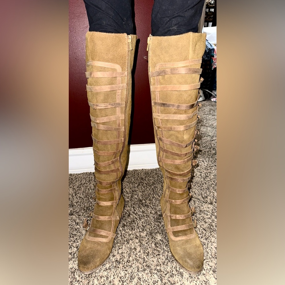 Selling because- I don’t wear heels anymore
Worn 3-4 times